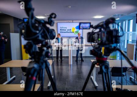 05. Mai 2021, Mecklenburg-Vorpommern, Schwerin: Erwin Sellering (SPD), ehemaliger Ministerpräsident Mecklenburg-Vorpommerns und Vorsitzender des Vorstands der neuen Klima- und Umweltschutzstiftung MV, und Anke Rösler, Pressesprecherin, beantworten bei einer ersten Pressekonferenz Fragen von Medienvertretern. Die Stiftung, die mit Mitteln aus dem Nord Stream-Gaspipelineprojekt finanziert wird, hat ihre Arbeit aufgenommen. Die Stiftung wird mindestens eine Million Euro pro Jahr zur Finanzierung von Projekten zur Verfügung haben, wenn nur der Beitrag von Nord Stream bestehen bleibt. Foto: Je Stockfoto