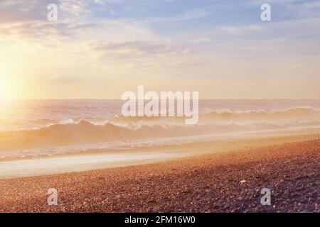 Verschwommene Wellen-Wellen-Wellen-Wellen-Wellen-Wellen-Wellen-Wellen-Wellen bei Sonnenuntergang Wellenmeer bei Sonnenuntergang. Batumi, Georgia. Unscharfe Fotos mit Bewegungsunschärfe. Stockfoto