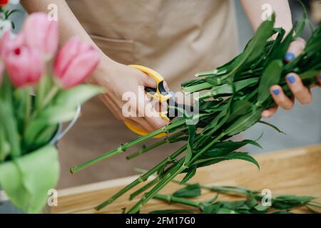 Kreativer Designer im Blumenladen, Kleinunternehmerbesitzer arbeitet im Freien Stockfoto