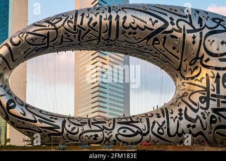Dubai, Vereinigte Arabische Emirate - 26. November 2020: Das Museum der Zukunft in Dubai an der Sheikh Zayed Road am Abend. Das ikonische Gebäude von Dubai w Stockfoto