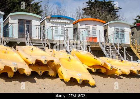 Abersoch Beach im April, außerhalb der Saison, leerer Strand, Strände, und, geschlossen, Strandhütten, Abersoch, Llyn Peninsula, Gwynedd, North Wales, Wales, Welsh, Europa. In Abersoch, einem Küstendorf auf der Halbinsel Llŷn, sind etwa 39 % der Häuser Zweitwohnsitze.das walisische Dorf wird als "cheshire-by-the-Sea" bezeichnet, weil viele Ferienhäuser von wohlhabenden Besitzern aufgeschnappt wurden.Familien wurden durch Menschen, die Küstengrundstücke für Zweitwohnsitze aufschnappten, preisgegeben Stockfoto