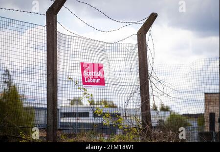 Ein Zeichen mit der Aufschrift „Vote Scottish Labour“ auf einem Zaun bei der Drive-in-Kundgebung der Partei in Glasgow während des Wahlkampfs für die schottischen Parlamentswahlen. Bilddatum: Mittwoch, 5. Mai 2021. Stockfoto