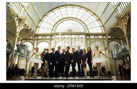 (l bis R) Laura McColloch (in Tutu), Marianela Nunez, Leanne Benjamin, Monica Mason (Royal Ballet Director), Tony Hall (Royal Opera House Chief Executive), Rolando Villazon, Darcey Bussell, Lloyd Dorfman (Chairman und CEO von Travelex), Antonio Pappano (Royal Opera Music Director), Mara Galeazzi, Jaimie Trapper und Tara Bhavu Tutnani (in) Waren auf der Hand für die Ankündigung, dass Travelex bietet 100 Top-Preis Royal Opera House Tickets jeden Montag für die Hälfte der Saison für nur 10 jeder. Die Tickets werden eineinhalb Stunden vor einer Vorstellung verkauft.pic David Sandison 6/4/2004 Stockfoto