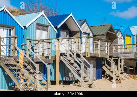 Abersoch Beach im April, außerhalb der Saison, leerer Strand, Strände, und, geschlossen, Strandhütten, Abersoch, Llyn Peninsula, Gwynedd, North Wales, Wales, Welsh, Europa. In Abersoch, einem Küstendorf auf der Halbinsel Llŷn, sind etwa 39 % der Häuser Zweitwohnsitze.das walisische Dorf wird als "cheshire-by-the-Sea" bezeichnet, weil viele Ferienhäuser von wohlhabenden Besitzern aufgeschnappt wurden.Familien wurden durch Menschen, die Küstengrundstücke für Zweitwohnsitze aufschnappten, preisgegeben Stockfoto