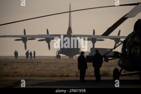 NAHE ZHEZKAZGAN, KASACHSTAN - 17. April 2021 - NASA, Roskosmos und russische Such- und Wiederherstellungskräfte bereiten sich auf den Abflug vom Flughafen Zhezkazgan in Kaza vor Stockfoto