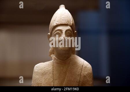 Statue eines Anhängers. Kalkstein. Wallfahrtsort von Apollo, Tamassos. Geschnitzt. Zypern. 600-500 V. CHR. British Museum. London. GBR Stockfoto