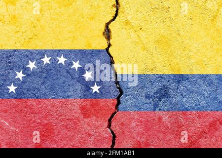 Venezuela-Flagge und Kolumbien-Flagge auf einem rissigen Wandhintergrund Stockfoto