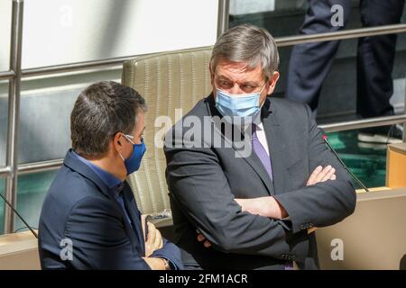 Der flämische Minister für Innenpolitik und Zusammenleben Bart Somers Und den flämischen Ministerpräsidenten Jan Jambon während einer Plenarsitzung Sitzung des Stockfoto