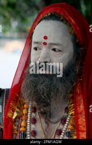 Indien, Uttarakhand, Haridwar, Kumbh Mela. Ein Sadhu ein Asket oder Yogapraktiker (Yogi), der die Verfolgung der ersten drei Hindu-Ziele aufgegeben hat Stockfoto