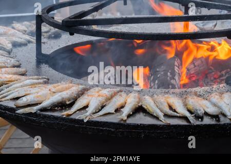 Prozess des kochens europäischer roch Fisch auf Brazier auf Food Festival: Close up Stockfoto