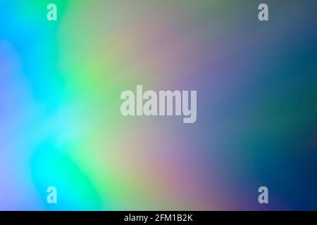 Overlay-Effekt mit unscharfem Regenbogenlicht und Refraktionsstruktur für Fotos und Mockups. Organische holografische Lichtreflexe an einer weißen Wand. Schatten für natürliches Licht ef Stockfoto