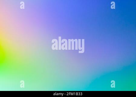 Overlay-Effekt mit unscharfem Regenbogenlicht und Refraktionsstruktur für Fotos und Mockups. Organische holografische Lichtreflexe an einer weißen Wand. Schatten für natürliches Licht ef Stockfoto