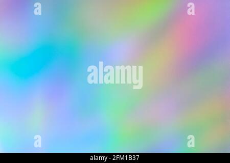 Overlay-Effekt mit unscharfem Regenbogenlicht und Refraktionsstruktur für Fotos und Mockups. Organische holografische Lichtreflexe an einer weißen Wand. Schatten für natürliches Licht ef Stockfoto