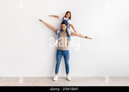 Fröhlicher Mann Reitet Aufgeregt Tochter Auf Seinen Schultern Stockfoto