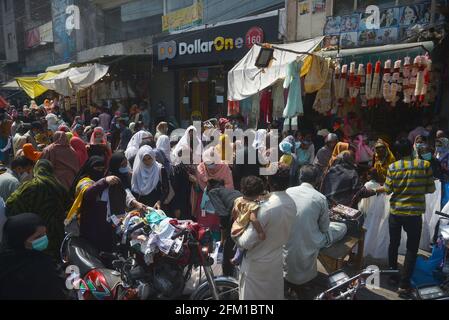 Lahore, Pakistan. Mai 2021. Pakistanische Polizeikräfte sind wachsam, um eine öffentliche Versammlung zu vermeiden, da wegen der Verletzung von Corona-Virus-SOPs der Baghbanpura-Markt und der pakistanische Markt versiegelt wurden, um die Ausbreitung von COVID-19 in der Provinzhauptstadt Lahore zu verhindern. (Foto von Rana Sajid Hussain/Pacific Press) Quelle: Pacific Press Media Production Corp./Alamy Live News Stockfoto