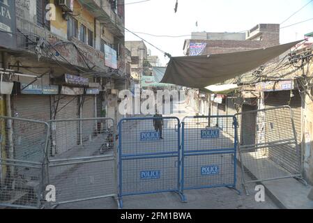 Lahore, Pakistan. Mai 2021. Pakistanische Polizeikräfte sind wachsam, um eine öffentliche Versammlung zu vermeiden, da wegen der Verletzung von Corona-Virus-SOPs der Baghbanpura-Markt und der pakistanische Markt versiegelt wurden, um die Ausbreitung von COVID-19 in der Provinzhauptstadt Lahore zu verhindern. (Foto von Rana Sajid Hussain/Pacific Press) Quelle: Pacific Press Media Production Corp./Alamy Live News Stockfoto