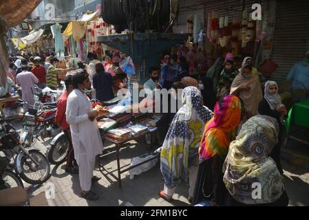 Lahore, Pakistan. Mai 2021. Pakistanische Polizeikräfte sind wachsam, um eine öffentliche Versammlung zu vermeiden, da wegen der Verletzung von Corona-Virus-SOPs der Baghbanpura-Markt und der pakistanische Markt versiegelt wurden, um die Ausbreitung von COVID-19 in der Provinzhauptstadt Lahore zu verhindern. (Foto von Rana Sajid Hussain/Pacific Press) Quelle: Pacific Press Media Production Corp./Alamy Live News Stockfoto