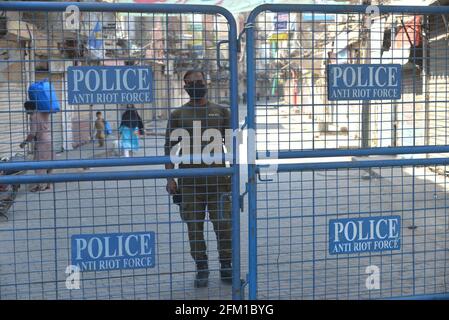 Lahore, Pakistan. Mai 2021. Pakistanische Polizeikräfte sind wachsam, um eine öffentliche Versammlung zu vermeiden, da wegen der Verletzung von Corona-Virus-SOPs der Baghbanpura-Markt und der pakistanische Markt versiegelt wurden, um die Ausbreitung von COVID-19 in der Provinzhauptstadt Lahore zu verhindern. (Foto von Rana Sajid Hussain/Pacific Press) Quelle: Pacific Press Media Production Corp./Alamy Live News Stockfoto