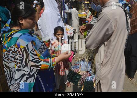 Lahore, Pakistan. Mai 2021. Pakistanische Polizeikräfte sind wachsam, um eine öffentliche Versammlung zu vermeiden, da wegen der Verletzung von Corona-Virus-SOPs der Baghbanpura-Markt und der pakistanische Markt versiegelt wurden, um die Ausbreitung von COVID-19 in der Provinzhauptstadt Lahore zu verhindern. (Foto von Rana Sajid Hussain/Pacific Press) Quelle: Pacific Press Media Production Corp./Alamy Live News Stockfoto