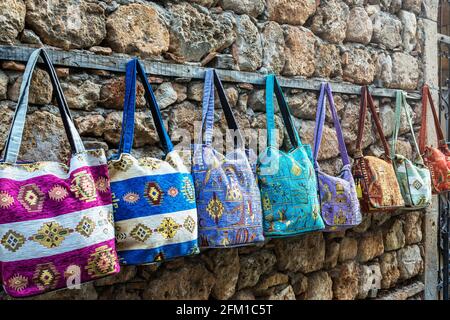 In Antalya Kaleici hängen Taschen an der Wand Stockfoto