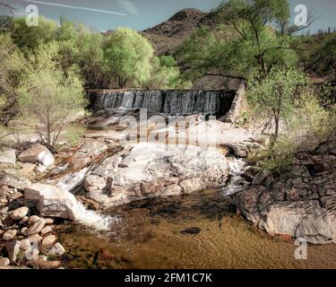 Wasserfällen über einem Damm im Sabino Canyon Park in der Nähe von Tucson, Arizona. Stockfoto