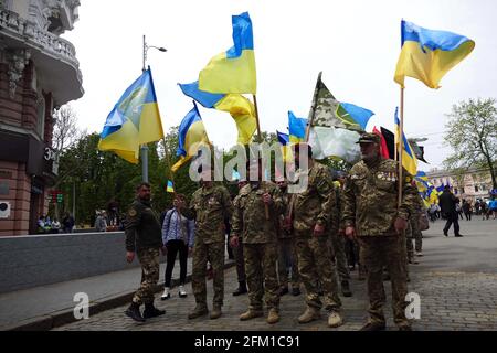 ODESA, UKRAINE - 2. MAI 2021 - Aktivisten halten ukrainische Flaggen während des Marsches der Verteidiger der Stadt am siebten Jahrestag der tödlichen 20 Stockfoto