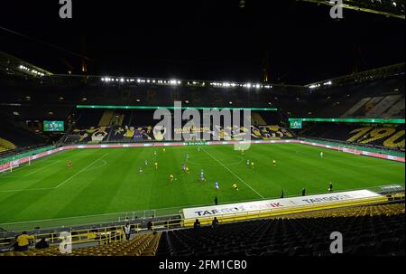 Übersicht über das leere Stadion, Geisterspiel, Feature, Symbolfoto, Randmotiv, Fußball DFB Cup, Halbfinale, Borussia Dortmund (DO) - Holstein Kiel (KI) 5: 0, am 1. Mai 2021 in Dortmund/Deutschland. Foto: TimGroothuis/Witters/Pool via Fotoagentur SVEN SIMON # die DFB-Bestimmungen verbieten die Verwendung von Fotos als Bildsequenzen und/oder quasi-Video # nur zur redaktionellen Verwendung # Nationale und Internationale Nachrichtenagenturen WELTWEIT zur Nutzung Stockfoto