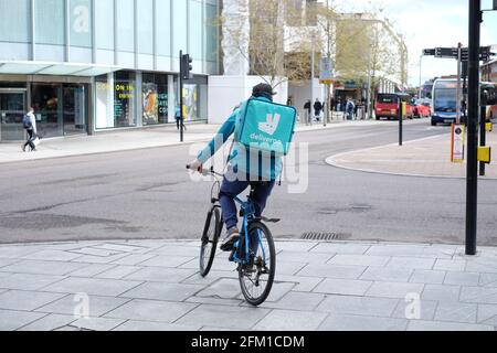 Deliveroo Food Delivery Cycle Courier im Zentrum von Exeter, Devon, Großbritannien Stockfoto