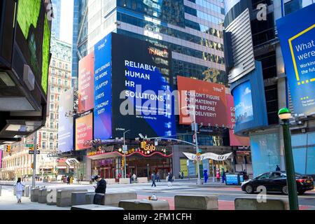 New York, NY, USA - 5. Mai 2021: Times Square zeigt große Werbetafeln über dem Eingang der U-Bahn an der 7th Avenue und 42nd Street Stockfoto