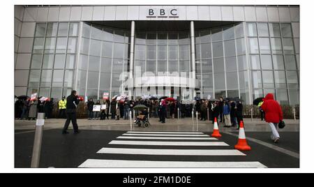 Mitarbeiter der BBC White City) inszenierte eine Walkout-Demo. Um 12 Uhr heute zur gleichen Zeit wie Mitarbeiter der BBC-Zentren im ganzen Land.Bild David Sandison 5/2/2004 Stockfoto