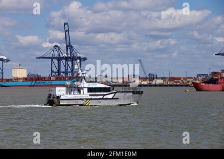 Offshore-Energieversorgungs-Schiff Seacat Liberty verlässt Harwich Haven. Stockfoto