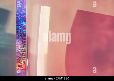 Abstrakter geometrischer Hintergrund mit Prisma, Bokeh, rosa und blauen Schatten Stockfoto