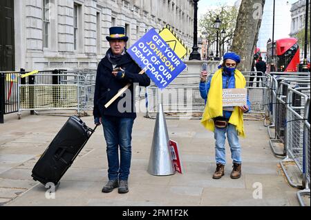 London, Großbritannien, 5. Mai 2021, der politische Aktivist und Remainer Steve Bray rollt einen riesigen Lautsprecher an die Tore der Ten Downing Street und bedroht die Insassen mit „Geld, Geld“ von ABBA in voller Explosion. Downing Street, Westminster. Kredit: michael melia/Alamy Live Nachrichten Stockfoto