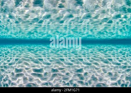 Unterwasserbild des türkisfarbenen Wassers mit Reaktion auf die Meeresoberfläche Stockfoto