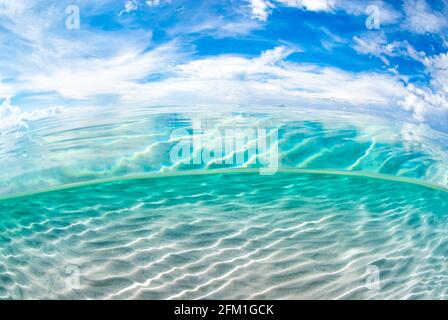 Halb über und halb unter dem Bild des weißen karibischen Sandes Stockfoto