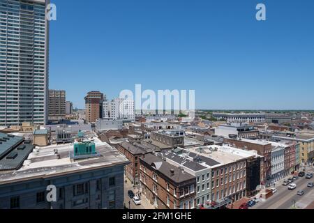 NEW ORLEANS, LA, USA - 20. APRIL 2021: Luftaufnahme des French Quarter von der North Peters Street Stockfoto