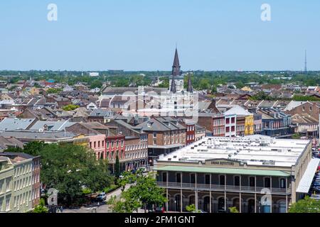 NEW ORLEANS, LA, USA - 20. APRIL 2021: Luftaufnahme des French Quarter vom One Canal Place Stockfoto