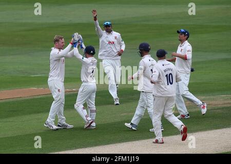 Simon Harmer von Essex feiert mit seinen Teamkollegen, nachdem er das Wicket von Jonathan Tattersall während Essex CCC gegen Yorkshire CCC, Specsavers Coun, genommen hat Stockfoto