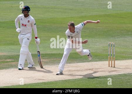 Steven Patterson in Bowling-Action für Yorkshire während Essex CCC gegen Yorkshire CCC, Specsavers County Championship Division 1 Cricket im Cloudfm C Stockfoto