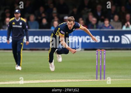 Brad Wheal in Bowling-Action für Hampshire während Essex Eagles vs Hampshire, Royal London One-Day Cup Cricket auf dem Cloudfm County Ground am 28. April Stockfoto