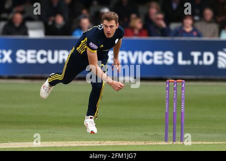 Brad Wheal in Bowling-Action für Hampshire während Essex Eagles vs Hampshire, Royal London One-Day Cup Cricket auf dem Cloudfm County Ground am 28. April Stockfoto