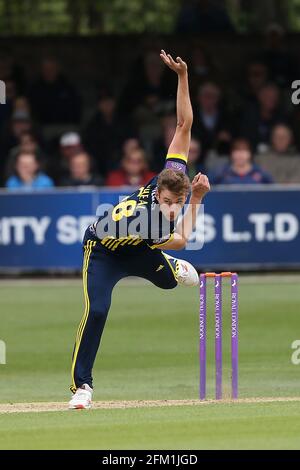 Brad Wheal in Bowling-Action für Hampshire während Essex Eagles vs Hampshire, Royal London One-Day Cup Cricket auf dem Cloudfm County Ground am 28. April Stockfoto