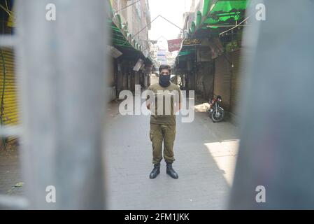 Lahore, Pakistan. Mai 2021. Pakistanische Polizeikräfte sind wachsam, um eine öffentliche Versammlung zu vermeiden, da wegen der Verletzung von Corona-Virus-SOPs der Baghbanpura-Markt und der pakistanische Markt versiegelt wurden, um die Ausbreitung von COVID-19 in der Provinzhauptstadt Lahore zu verhindern. (Foto von Rana Sajid Hussain/Pacific Press/Sipa USA) Quelle: SIPA USA/Alamy Live News Stockfoto