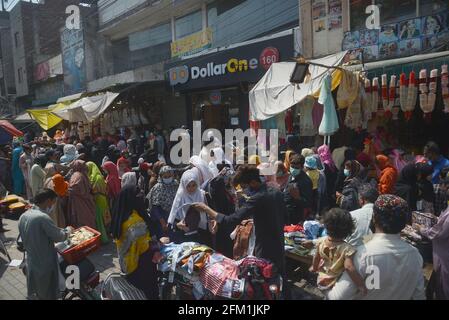 Lahore, Pakistan. Mai 2021. Pakistanische Polizeikräfte sind wachsam, um eine öffentliche Versammlung zu vermeiden, da wegen der Verletzung von Corona-Virus-SOPs der Baghbanpura-Markt und der pakistanische Markt versiegelt wurden, um die Ausbreitung von COVID-19 in der Provinzhauptstadt Lahore zu verhindern. (Foto von Rana Sajid Hussain/Pacific Press/Sipa USA) Quelle: SIPA USA/Alamy Live News Stockfoto