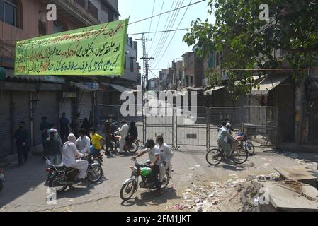 Lahore, Pakistan. Mai 2021. Pakistanische Polizeikräfte sind wachsam, um eine öffentliche Versammlung zu vermeiden, da wegen der Verletzung von Corona-Virus-SOPs der Baghbanpura-Markt und der pakistanische Markt versiegelt wurden, um die Ausbreitung von COVID-19 in der Provinzhauptstadt Lahore zu verhindern. (Foto von Rana Sajid Hussain/Pacific Press/Sipa USA) Quelle: SIPA USA/Alamy Live News Stockfoto