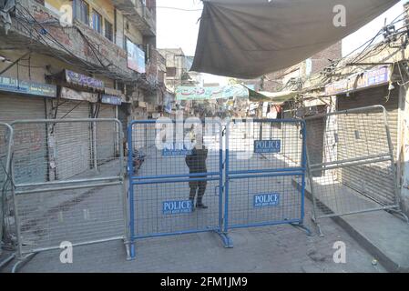 Lahore, Pakistan. Mai 2021. Pakistanische Polizeikräfte sind wachsam, um eine öffentliche Versammlung zu vermeiden, da wegen der Verletzung von Corona-Virus-SOPs der Baghbanpura-Markt und der pakistanische Markt versiegelt wurden, um die Ausbreitung von COVID-19 in der Provinzhauptstadt Lahore zu verhindern. (Foto von Rana Sajid Hussain/Pacific Press/Sipa USA) Quelle: SIPA USA/Alamy Live News Stockfoto