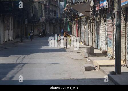 Lahore, Pakistan. Mai 2021. Pakistanische Polizeikräfte sind wachsam, um eine öffentliche Versammlung zu vermeiden, da wegen der Verletzung von Corona-Virus-SOPs der Baghbanpura-Markt und der pakistanische Markt versiegelt wurden, um die Ausbreitung von COVID-19 in der Provinzhauptstadt Lahore zu verhindern. (Foto von Rana Sajid Hussain/Pacific Press/Sipa USA) Quelle: SIPA USA/Alamy Live News Stockfoto