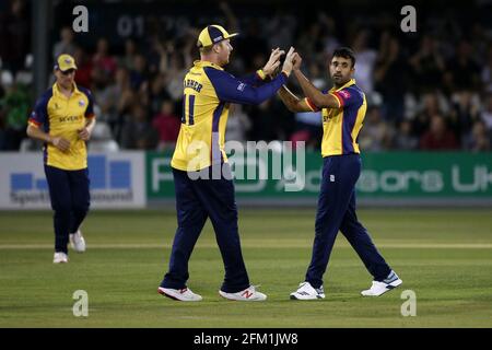 Ravi Bopara von Essex feiert mit seinen Teamkollegen, nachdem er das Wicket von Ollie Robinson während Essex Eagles vs Kent Spitfires, Vitality Blast T2, genommen hat Stockfoto