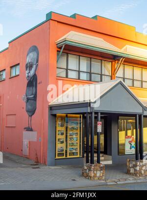 Geschäftsgebäude mit einem Wandgemälde an der Seite des Gebäudes in Albany Western Australia Stockfoto