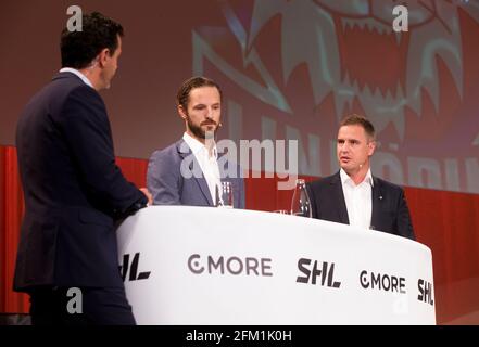 Tommy Åström interviewte den Hockeyclub Linköping:s Niklas Persson und Trainer Dan Tangnes vor der Saison 2015/16 in der schwedischen Hockeyliga während einer Pressekonferenz in Norra Latin, Stockholm, Schweden. Stockfoto